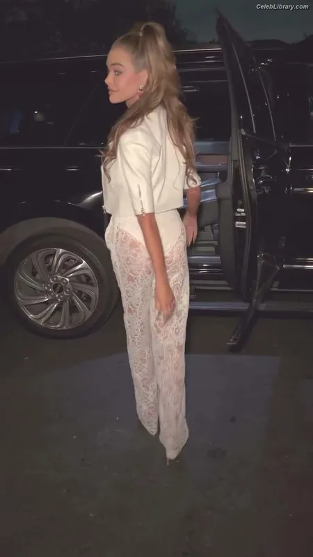 Denise Richards photo 2 of 662