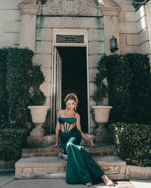 Denise Richards photo 8 of 662