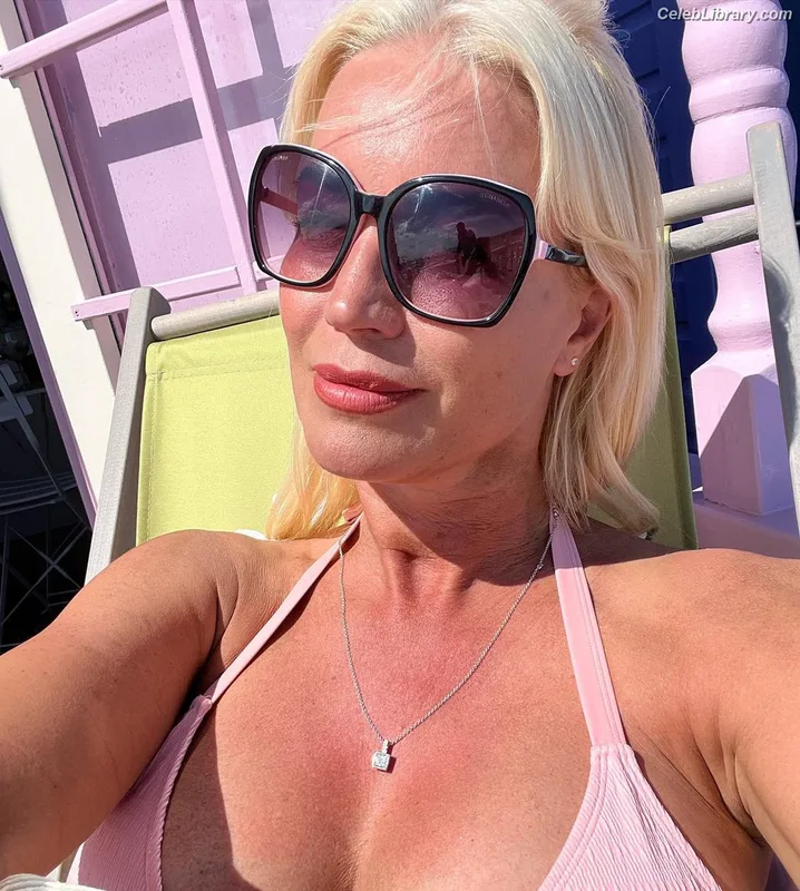 Denise van Outen photo 2 of 259