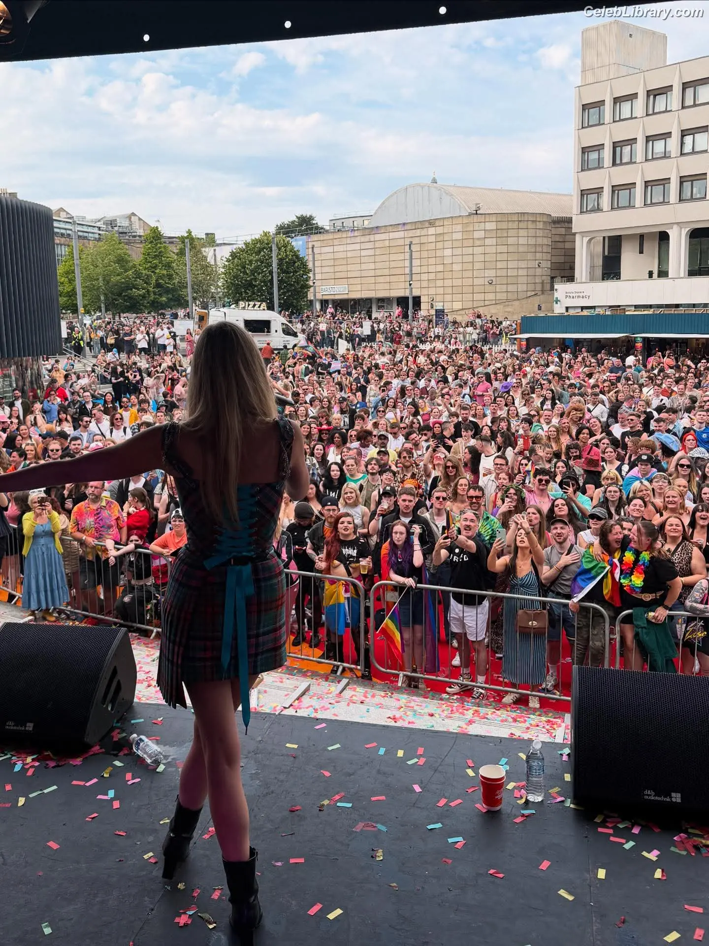 Diana Vickers photo 5 of 119
