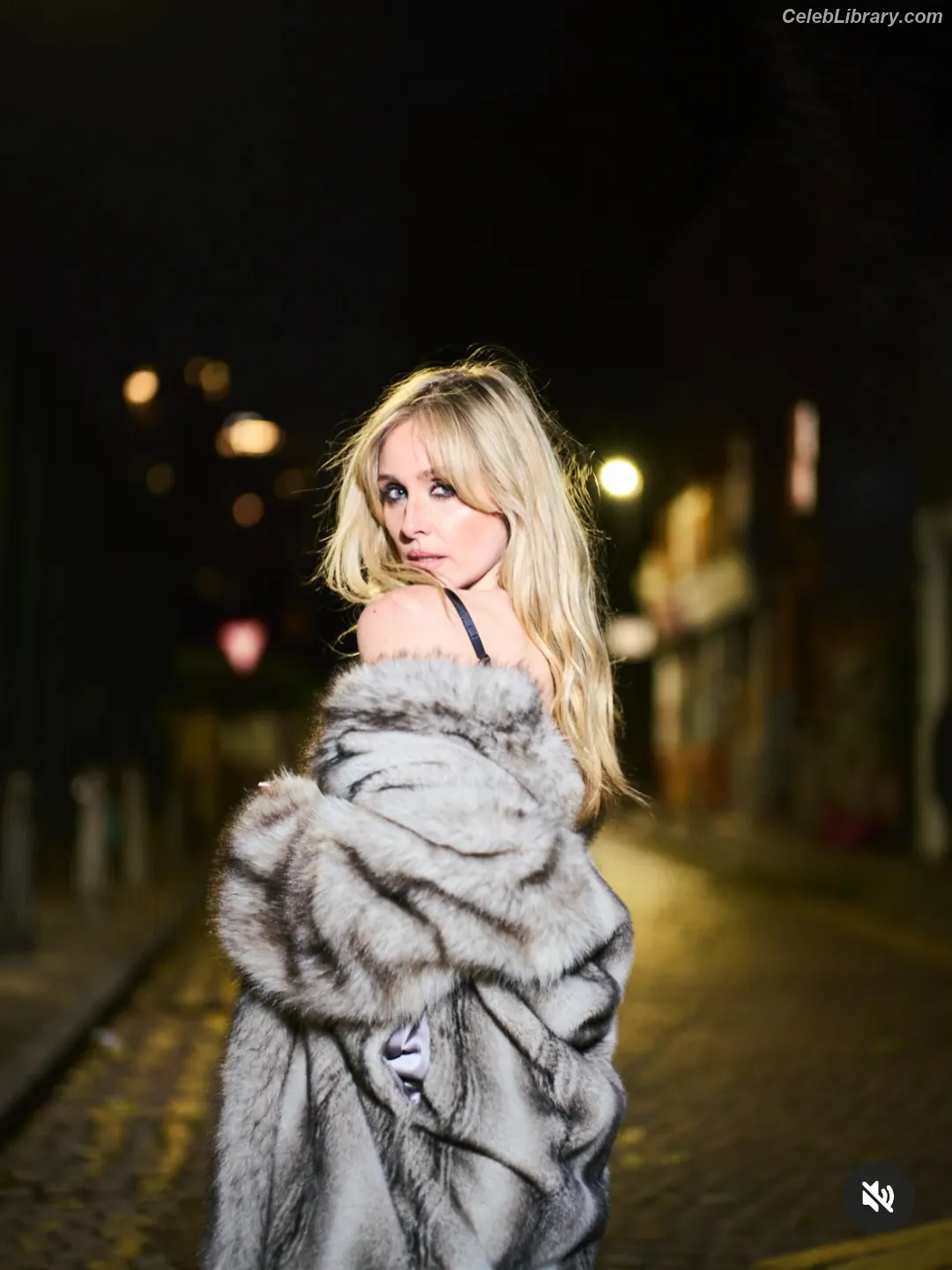 Diana Vickers photo 9 of 119