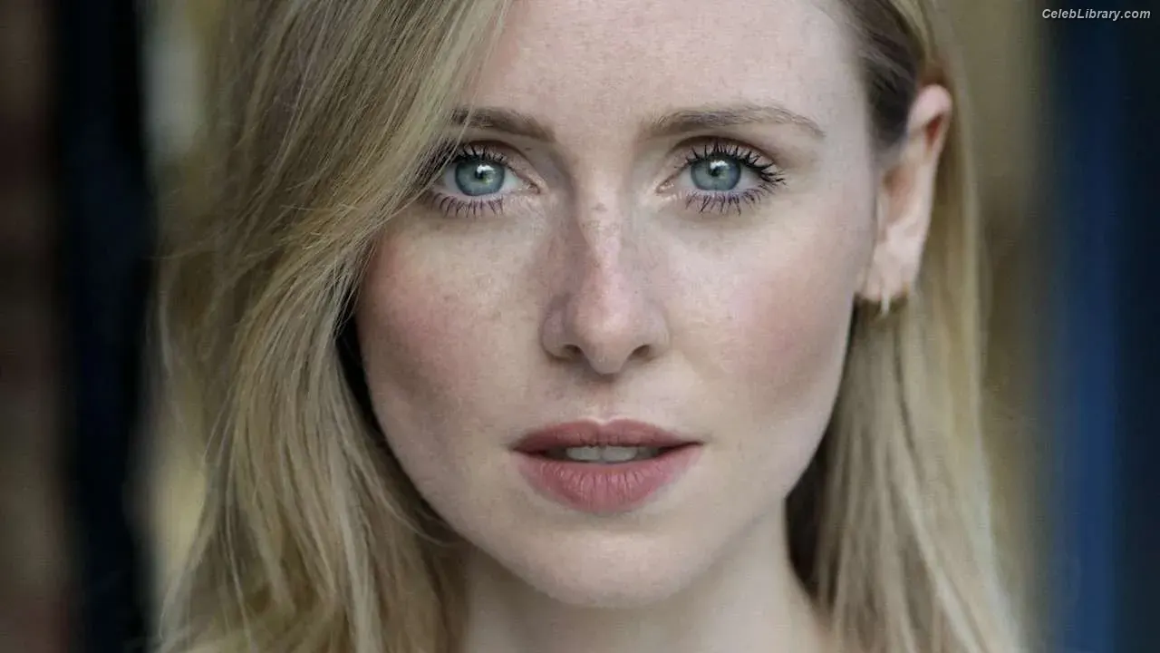 Diana Vickers photo 5 of 119