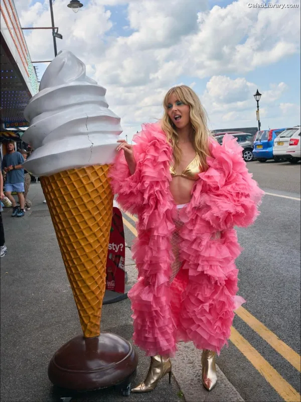 Diana Vickers photo 4 of 120