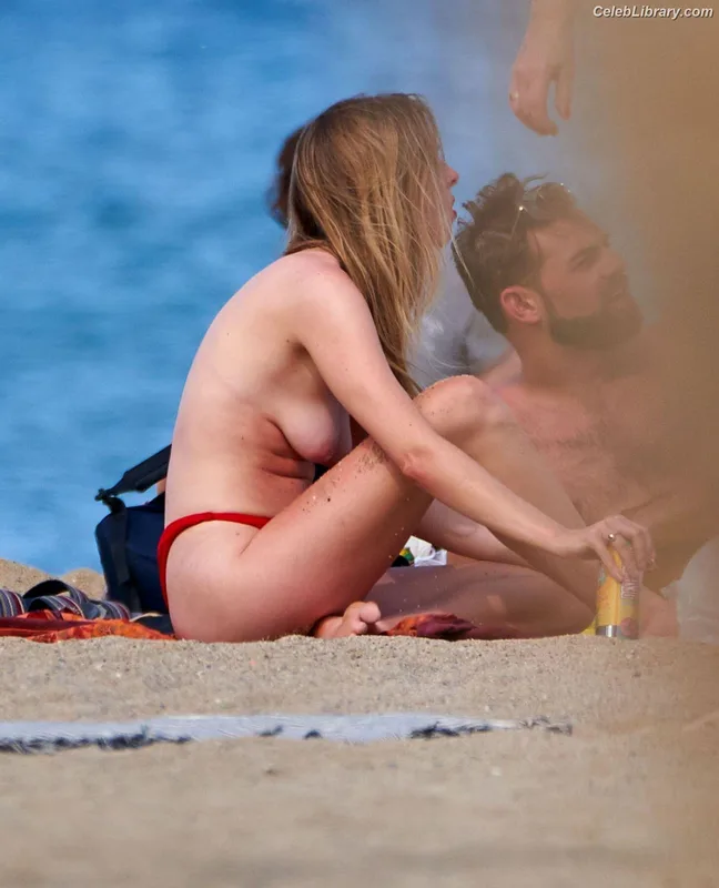 Diana Vickers photo 13 of 120
