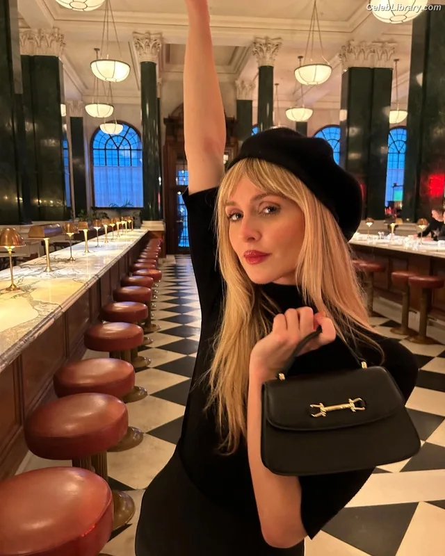 Diana Vickers photo 19 of 120
