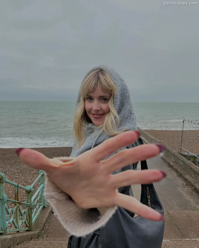 Diana Vickers photo 21 of 120