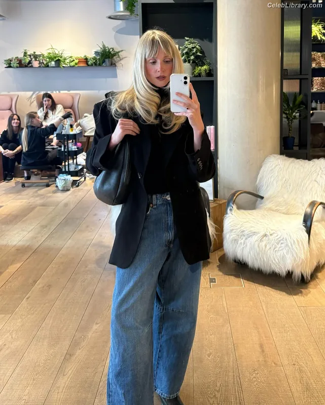 Diana Vickers photo 23 of 120