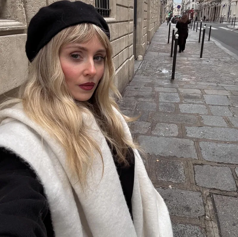 Diana Vickers photo 1 of 120