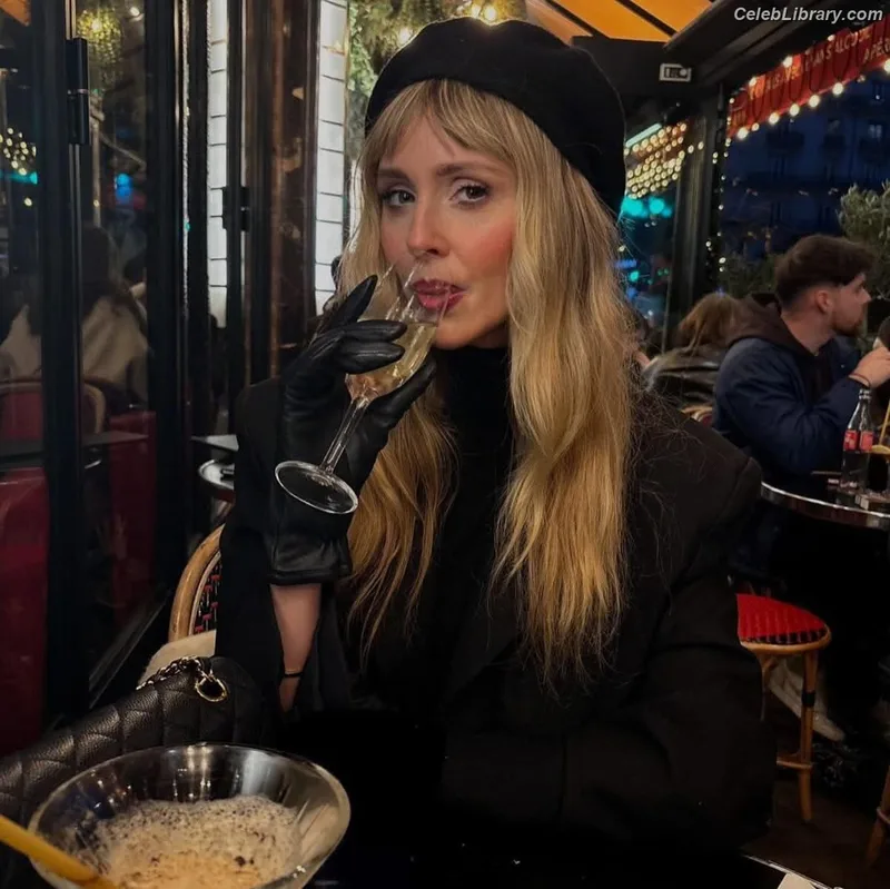 Diana Vickers photo 2 of 120