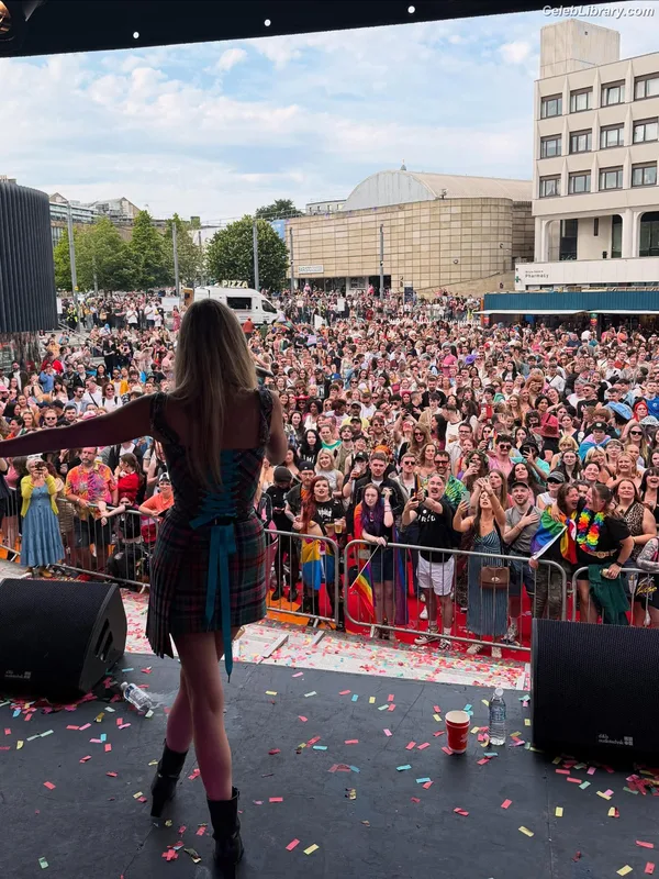 Diana Vickers photo 5 of 120