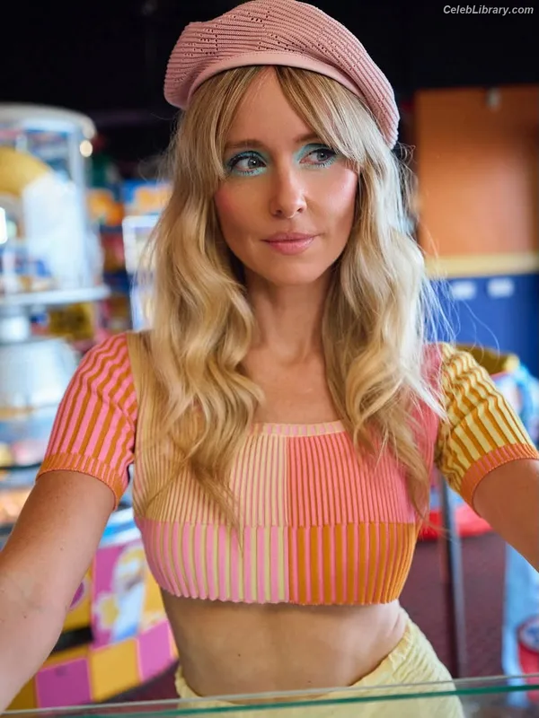 Diana Vickers photo 8 of 120