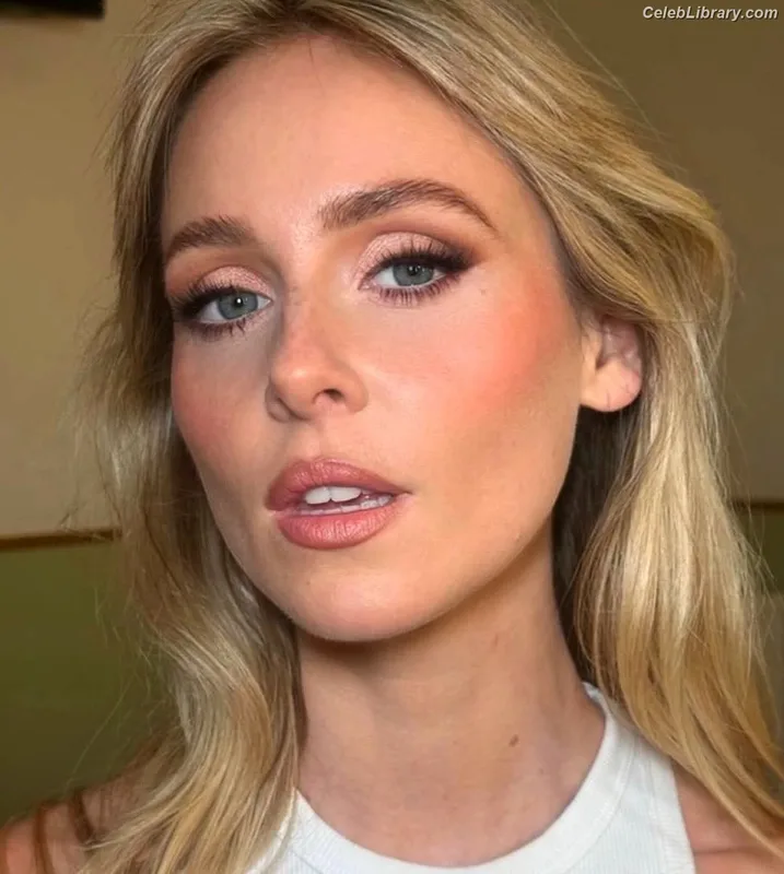 Diana Vickers photo 15 of 120