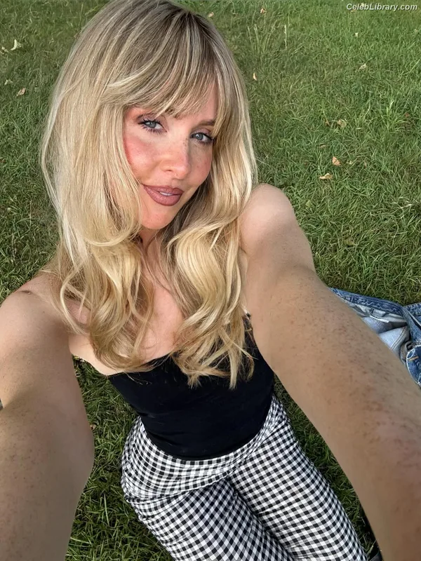 Diana Vickers photo 18 of 120