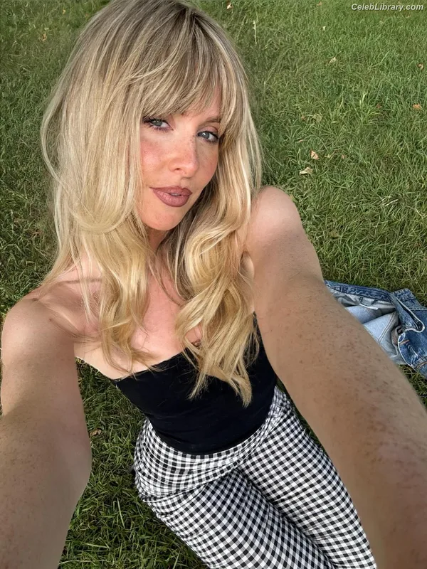 Diana Vickers photo 19 of 120