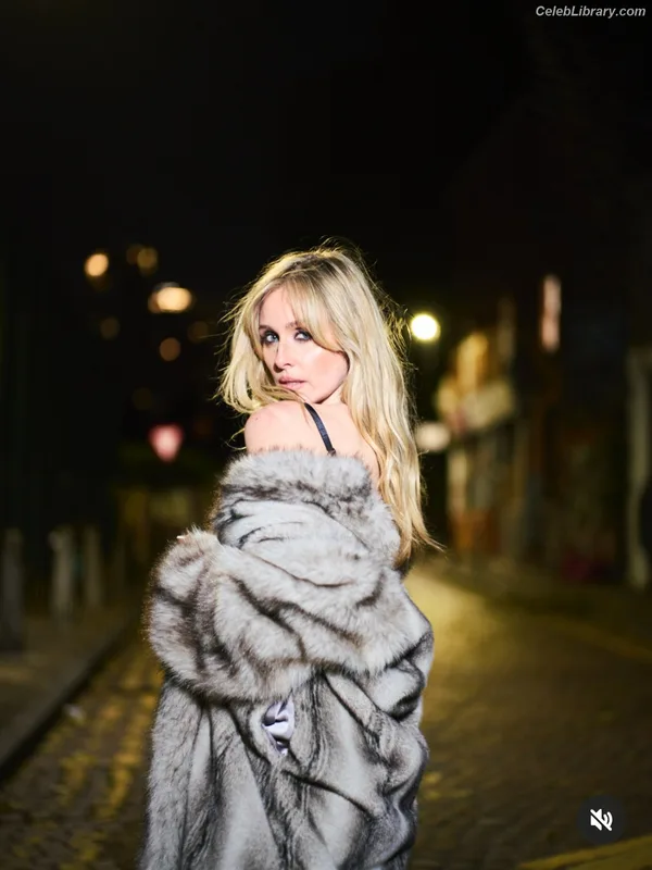 Diana Vickers photo 9 of 120