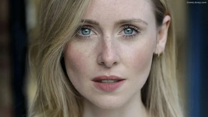 Diana Vickers photo 5 of 120
