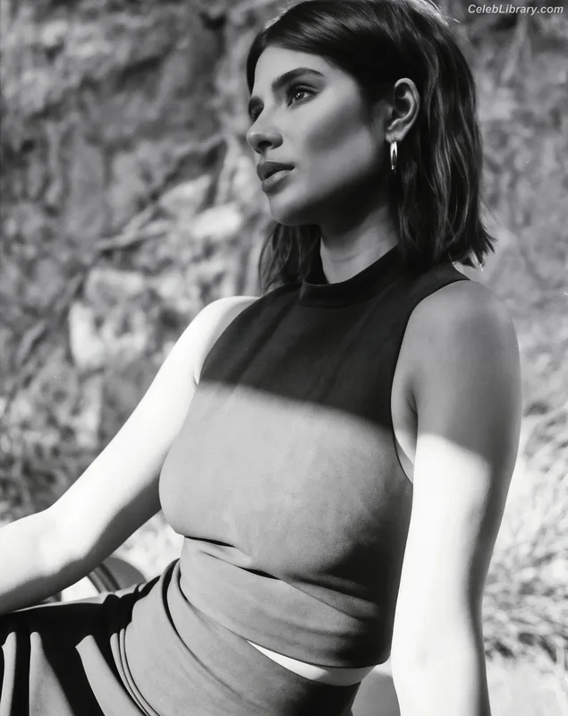 Diane Guerrero photo 8 of 163