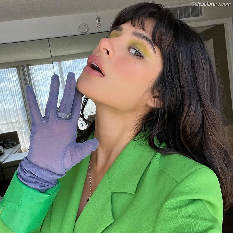 Diane Guerrero photo 3 of 163