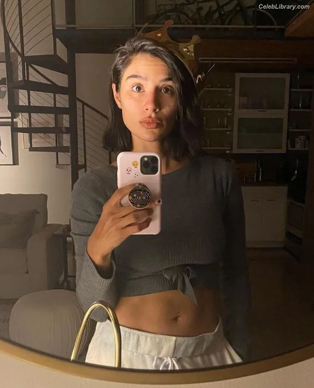 Diane Guerrero photo 7 of 163
