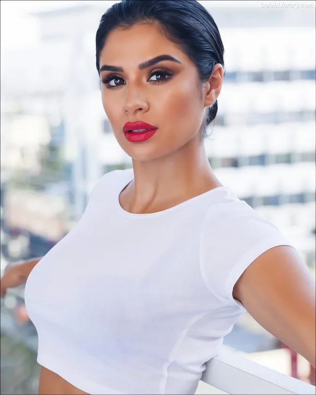 Diane Guerrero photo 13 of 163