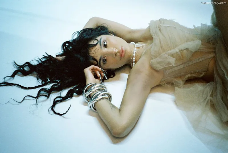 Diane Guerrero photo 4 of 163