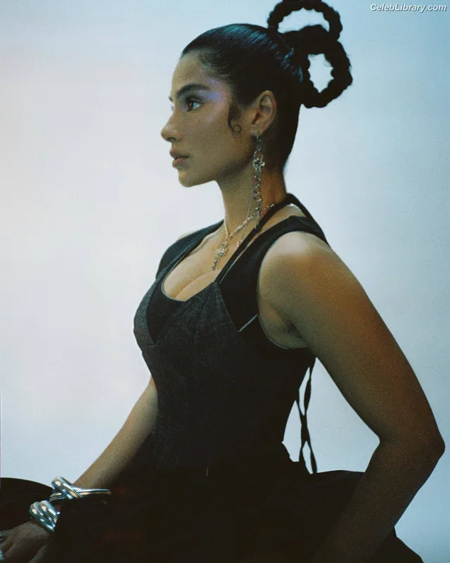 Diane Guerrero photo 18 of 163