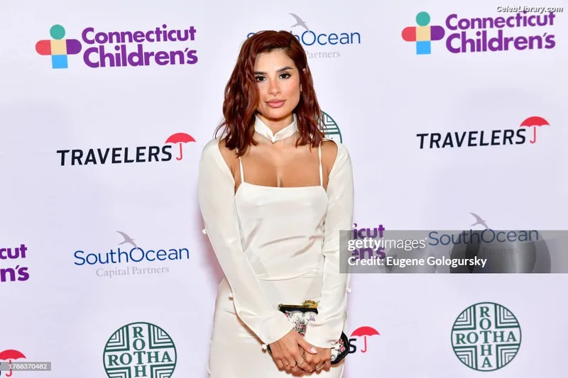 Diane Guerrero photo 3 of 163