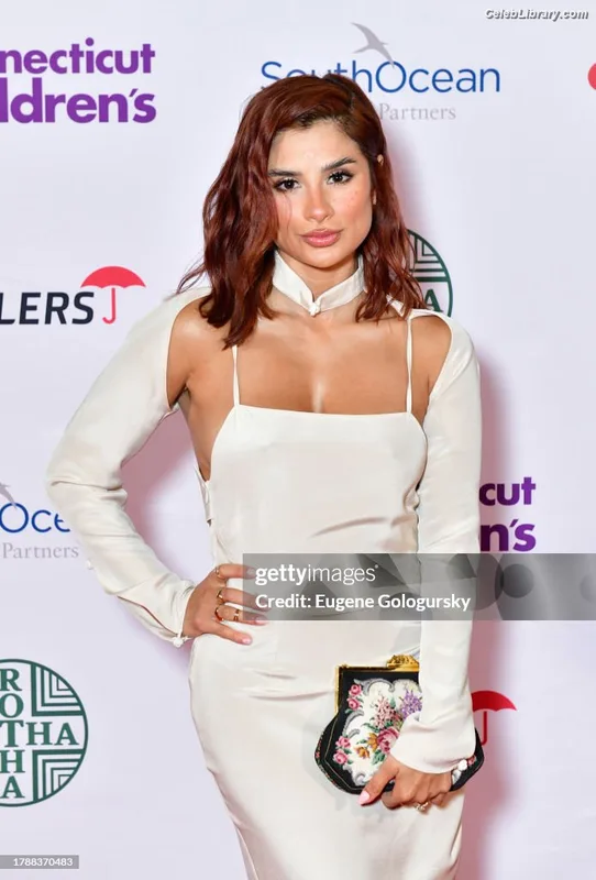 Diane Guerrero photo 4 of 163