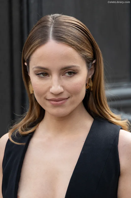 Dianna Agron photo 20 of 210