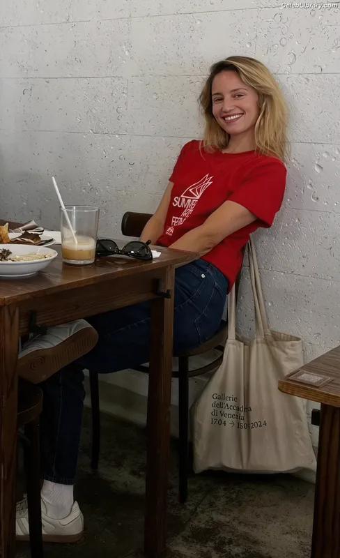 Dianna Agron photo 7 of 210