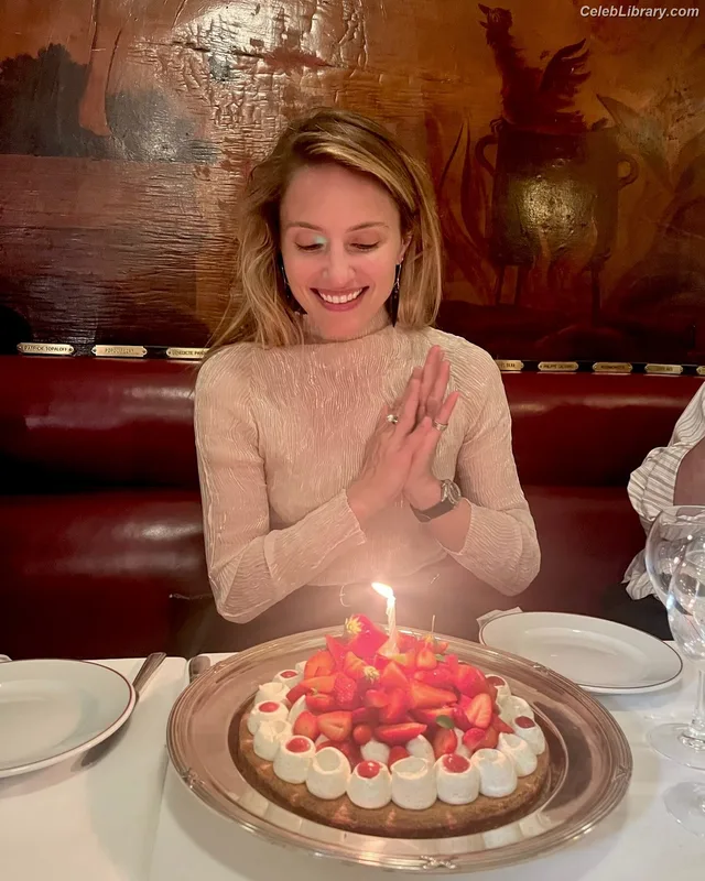 Dianna Agron photo 9 of 210