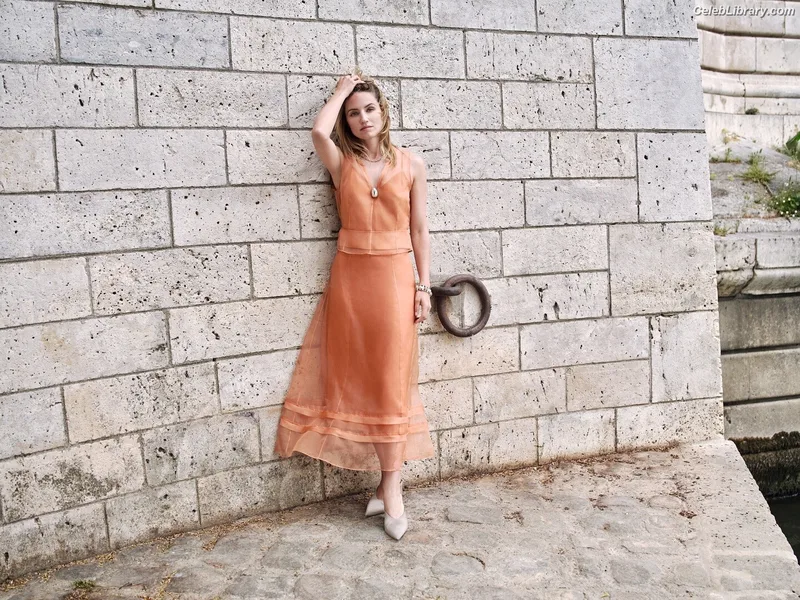 Dianna Agron photo 18 of 210
