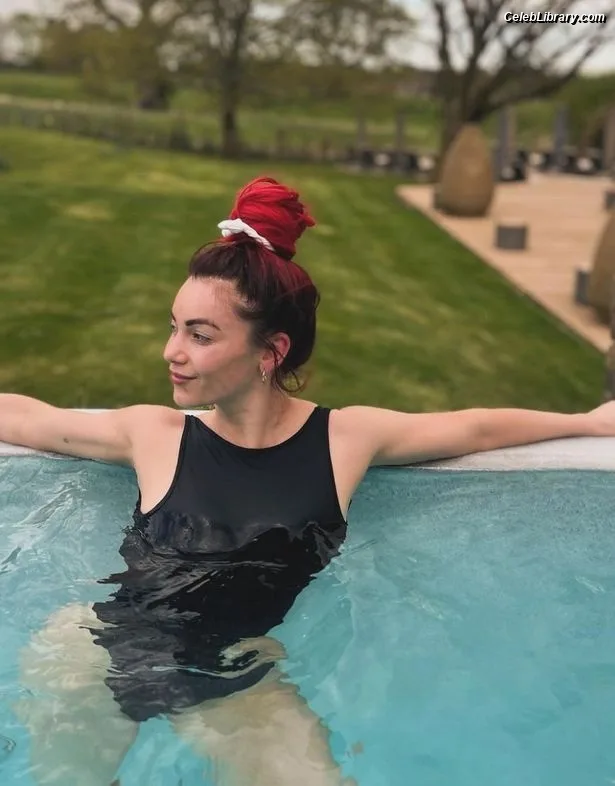 Dianne Buswell photo 3 of 21