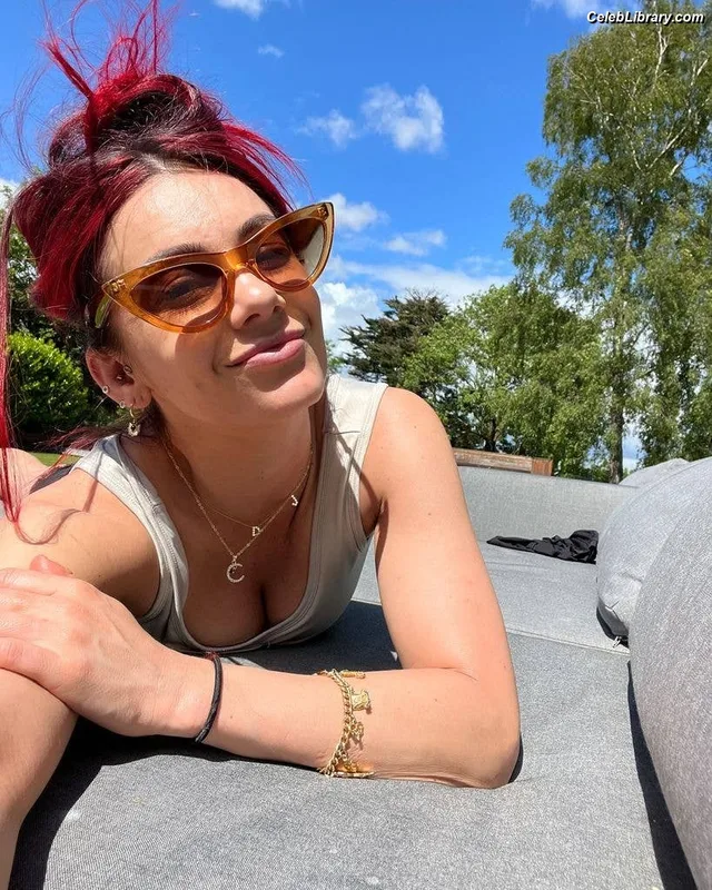 Dianne Buswell photo 6 of 21