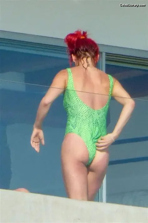 Dianne Buswell photo 19 of 21