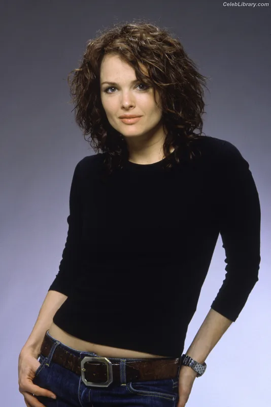 Dina Meyer photo 5 of 18