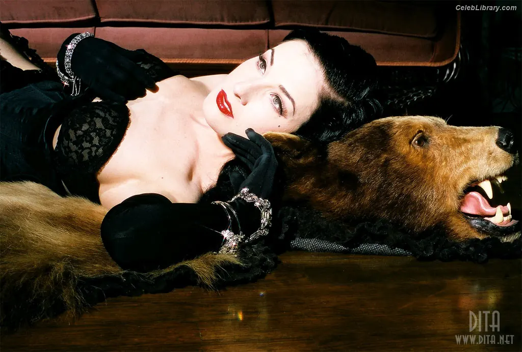 Dita Von Teese photo 1 of 562