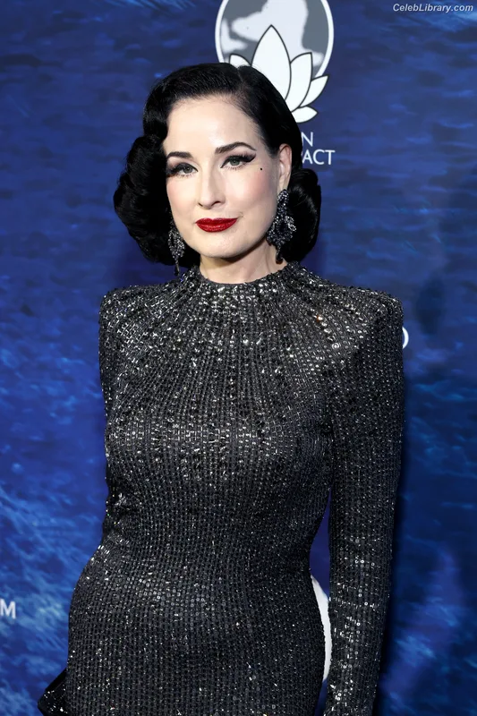 Dita Von Teese photo 2 of 564
