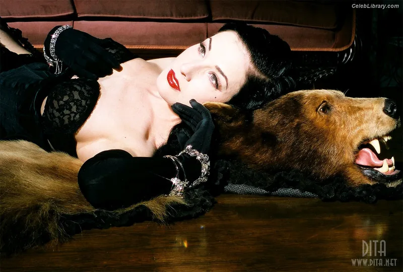 Dita Von Teese photo 1 of 564