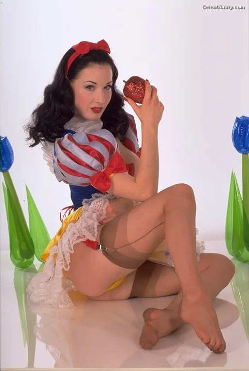 Dita Von Teese photo 10 of 564