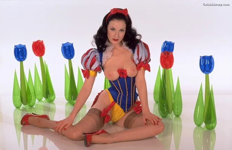 Dita Von Teese photo 12 of 564