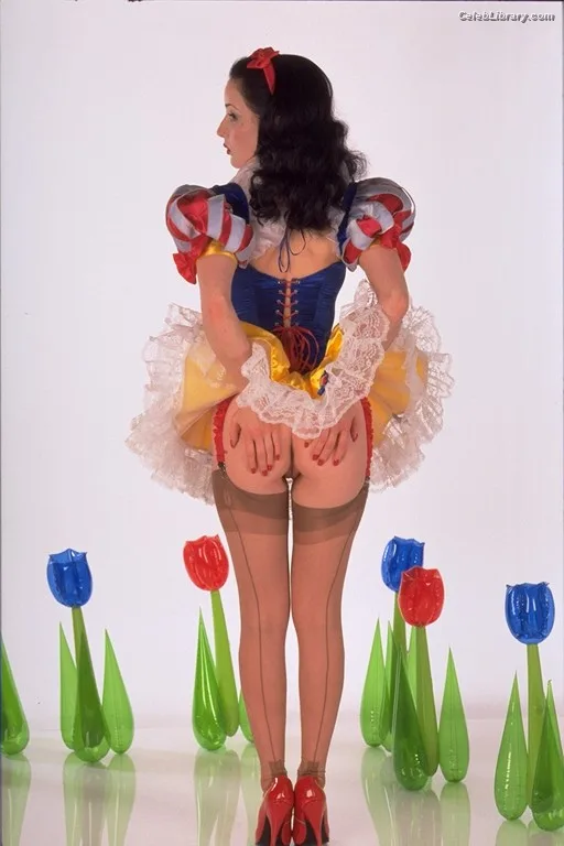 Dita Von Teese photo 17 of 564