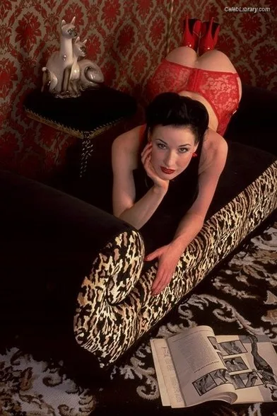 Dita Von Teese photo 1 of 564
