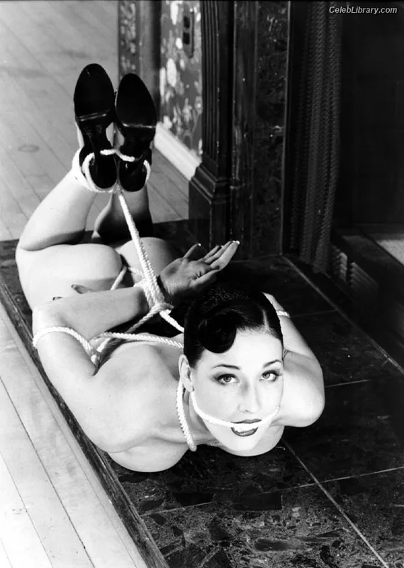 Dita Von Teese photo 17 of 564