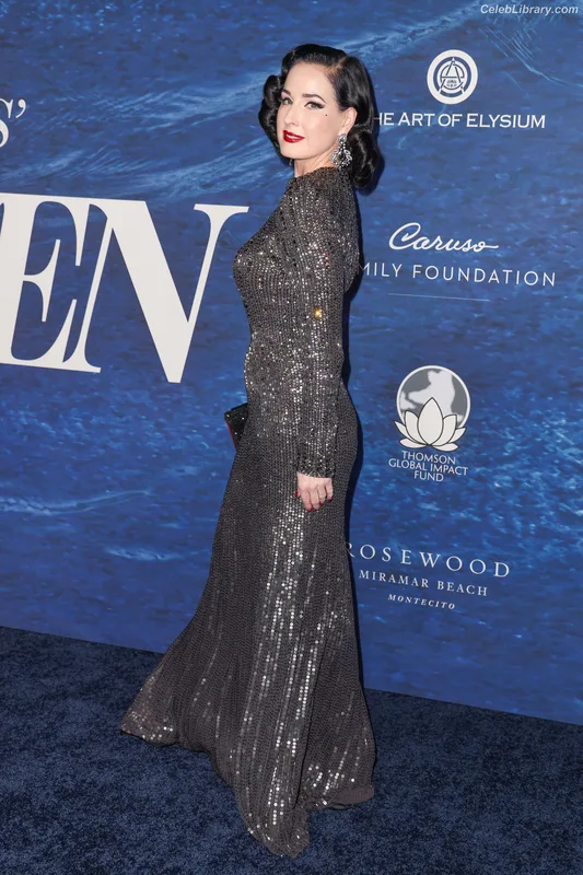Dita Von Teese photo 1 of 564