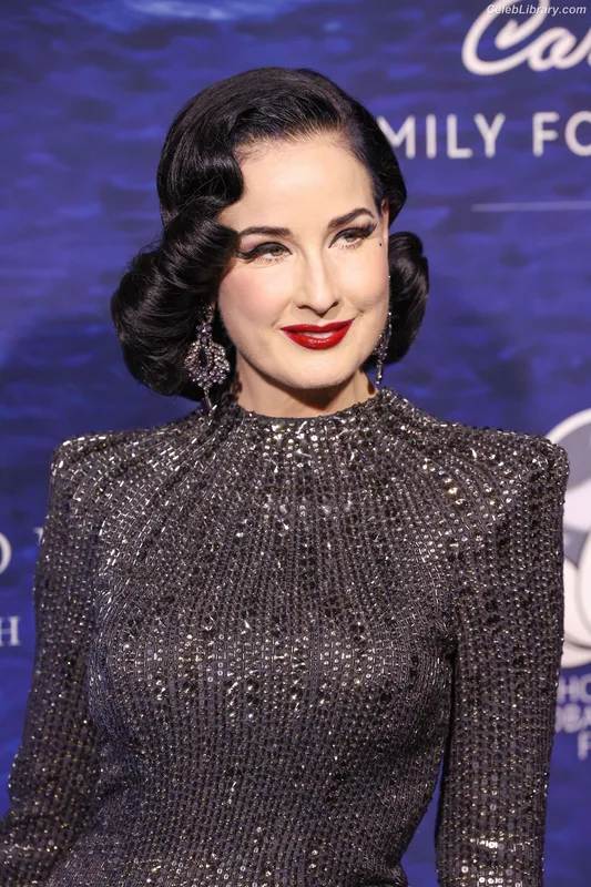 Dita Von Teese photo 9 of 564