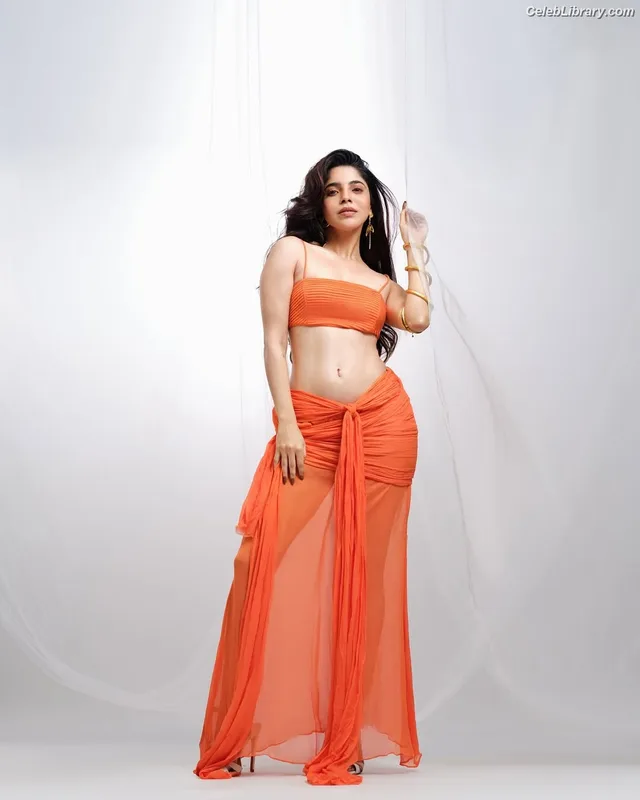 Divya Bharathi photo 7 of 15
