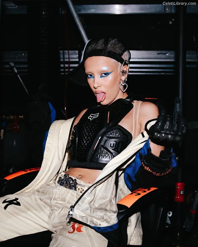 Doja Cat photo 10 of 1960