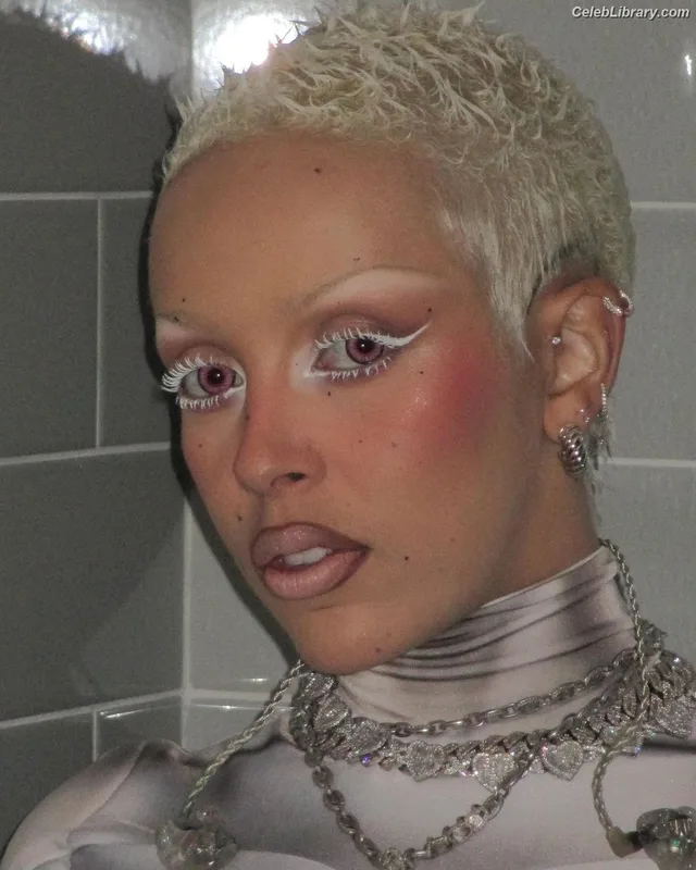 Doja Cat photo 1 of 1960