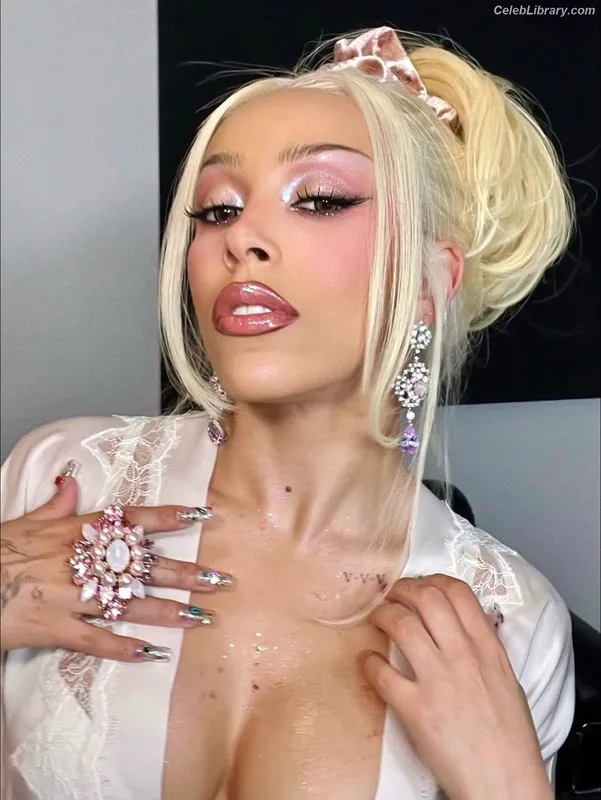 Doja Cat photo 15 of 1960